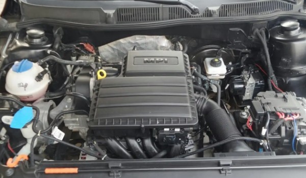 大眾朗逸在哪里加玻璃水 位于發動機艙的左下角位置