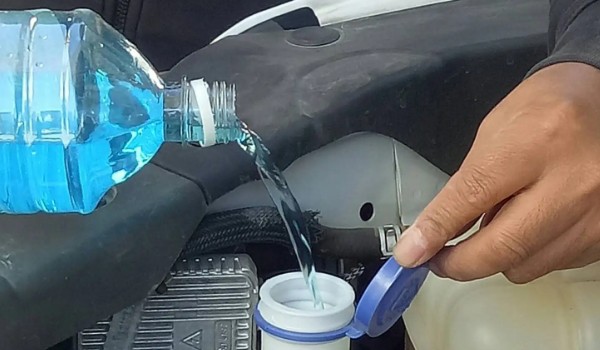 大眾朗逸在哪里加玻璃水 位于發動機艙的左下角位置