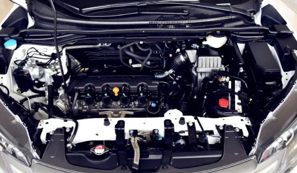 本田crv這款車玻璃水加哪里 位于發動機艙左上角的位置