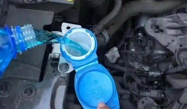 本田crv這款車玻璃水加哪里 位于發動機艙左上角的位置