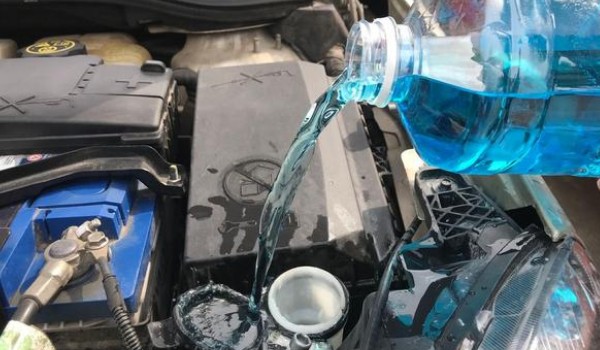 比亞迪漢玻璃水在哪個口加 位于發(fā)動機(jī)艙左下角位置