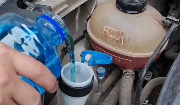 比亞迪漢玻璃水在哪個口加 位于發(fā)動機(jī)艙左下角位置