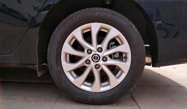 日產軒逸輪胎規格型號 采用兩種輪胎規格（205/60 R16和205/50 R17）