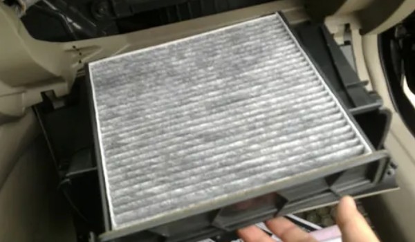 本田思域的空調濾芯在什么位置 在副駕駛手套箱內部