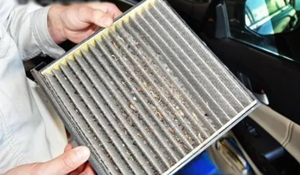 凱美瑞空調濾芯在什么地方 在副駕駛手套箱的內側