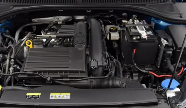 大眾速騰玻璃水在哪個位置 發動機艙右下角藍色瓶蓋