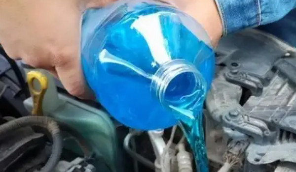 大眾速騰玻璃水在哪個位置 發動機艙右下角藍色瓶蓋