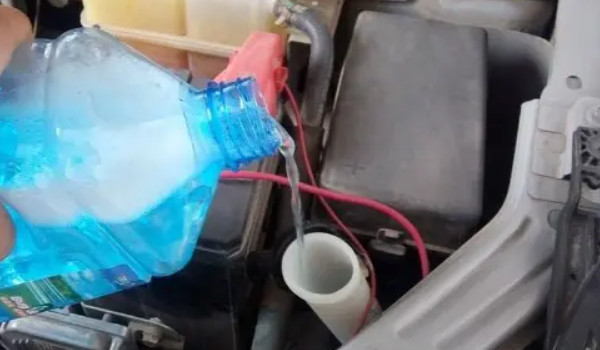 大眾速騰玻璃水在哪個位置 發動機艙右下角藍色瓶蓋