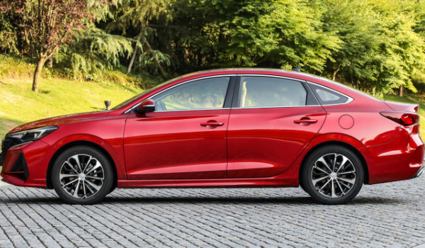 長安逸動哪種顏色好看 冰晶白配色耐看(適用人群廣泛)