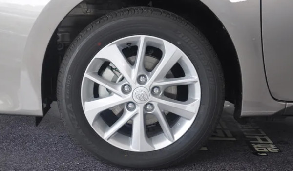 豐田卡羅拉輪轂尺寸參數 卡羅拉輪轂尺寸為15英寸