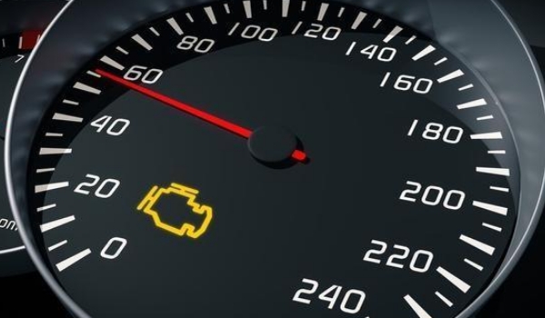 發動機故障燈亮黃燈是什么原因引起的 具體原因分三種（傳感器/保養/油質）