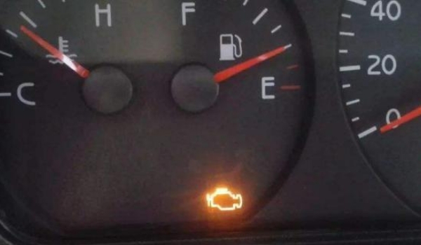 發動機故障燈亮黃燈是什么原因引起的 具體原因分三種（傳感器/保養/油質）
