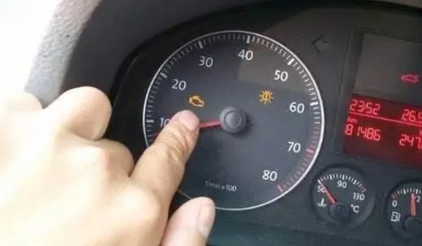 發動機故障燈亮黃燈是什么原因引起的 具體原因分三種（傳感器/保養/油質）