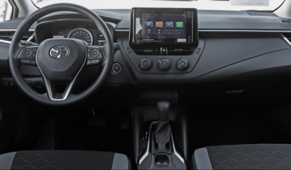 豐田卡羅拉和本田飛度哪個好 卡羅拉配置豐富(車身長達(dá)4.6米)