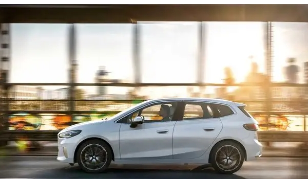 進口寶馬2系多功能旅行車怎么樣，兩廂車空間寬敞舒適