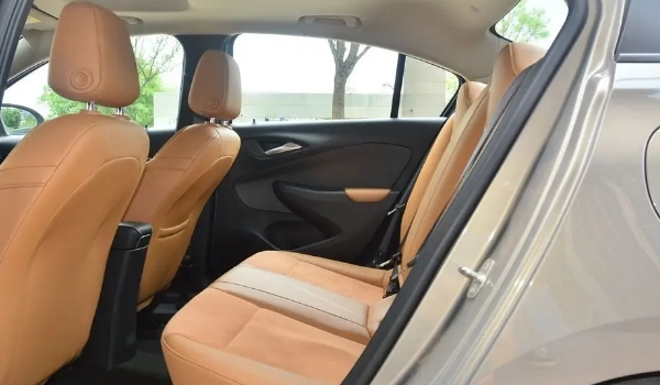 別克凱越車怎么樣，動力夠用油耗低（空間不算太小）