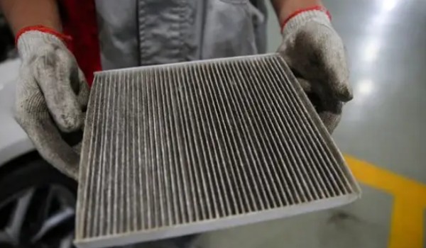 寶駿510更換空調濾芯 僅需四個操作步驟(在手套箱后面)