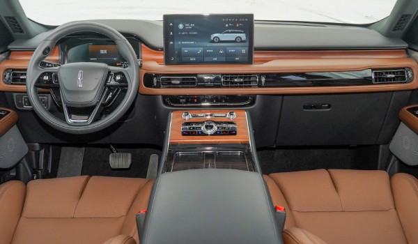 林肯飛行家參數及配置如何 車身長達5米(搭載3.0T六缸發動機)