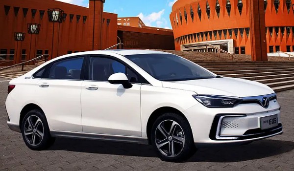 北汽eu5純電動(dòng)汽車參數(shù) 續(xù)航可達(dá)401km(車身長(zhǎng)達(dá)4.6米)