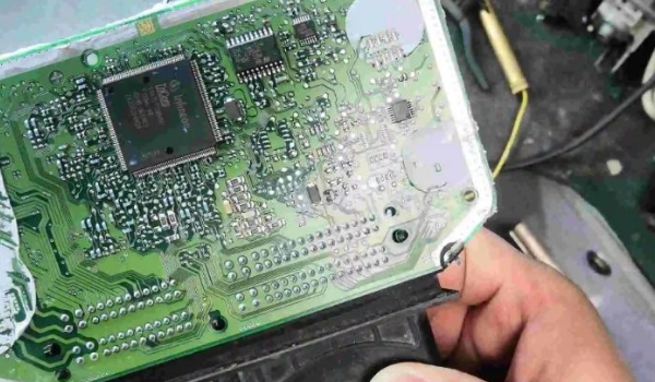 epc燈亮是什么故障,發(fā)動(dòng)機(jī)電子穩(wěn)定系統(tǒng)故障