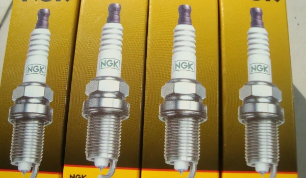 火花塞多久換一次?不同材質火花塞更換周期不同（大概在2-10公里）