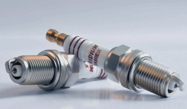 火花塞多久換一次?不同材質火花塞更換周期不同（大概在2-10公里）