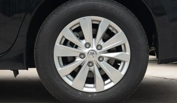 日產天籟輪胎多久換一次 每行駛8萬公里更換一次(4-5年左右)