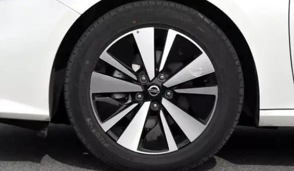 日產天籟輪胎多久換一次 每行駛8萬公里更換一次(4-5年左右)