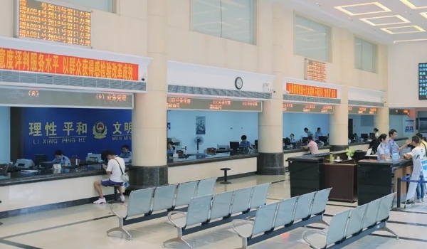 車牌號轉讓的唯一方法，結婚（夫妻間可以憑結婚證過戶車牌）