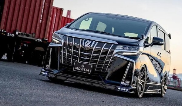 豐田埃爾法頂配配置及圖片 車身長達4.9米(搭載2.5L發動機)