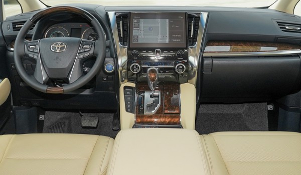 豐田埃爾法頂配配置及圖片 車身長達4.9米(搭載2.5L發動機)