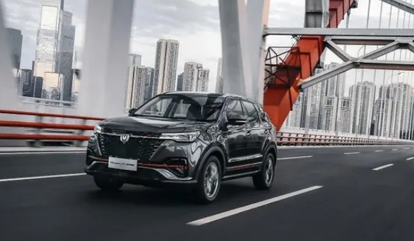 長安cs55plus藍(lán)鯨版2021款怎么樣，動(dòng)力加速強(qiáng)勁（尺寸參數(shù)偏小）