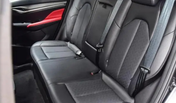 長安cs55plus藍(lán)鯨版2021款怎么樣，動(dòng)力加速強(qiáng)勁（尺寸參數(shù)偏小）