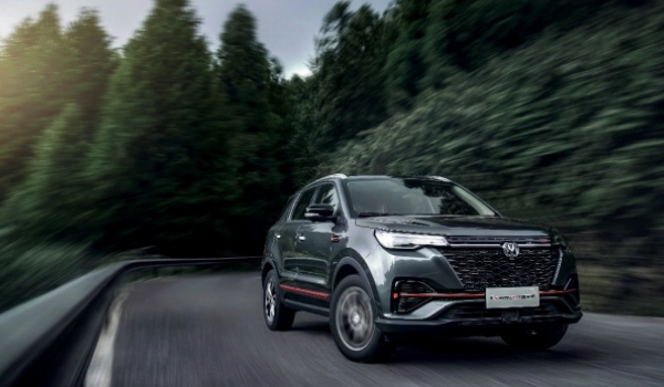 長安cs55plus藍(lán)鯨版2021款怎么樣，動(dòng)力加速強(qiáng)勁（尺寸參數(shù)偏小）