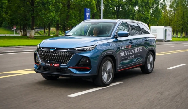 長安歐尚x7plus2022款自動(dòng)擋，藍(lán)鯨版報(bào)價(jià)9萬起（搭載1.5T+7DCT動(dòng)力）