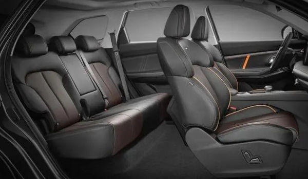 長安歐尚x7plus2022款自動(dòng)擋，藍(lán)鯨版報(bào)價(jià)9萬起（搭載1.5T+7DCT動(dòng)力）