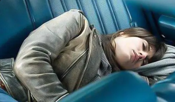 車里開空調睡覺一夜多少油 一夜消耗12L油(一夜消耗100多元)