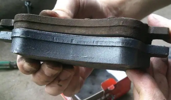 4個(gè)剎車片一般多少錢，根據(jù)車型和剎車片材料定價(jià)（一般一到三百之間）