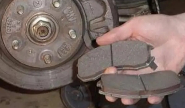 剎車片多久換一次,更換周期3到5萬公里