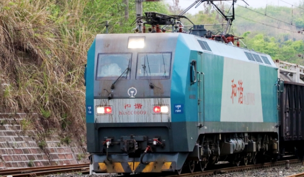 電力機車自身帶不帶能源,屬于非自帶能源機車