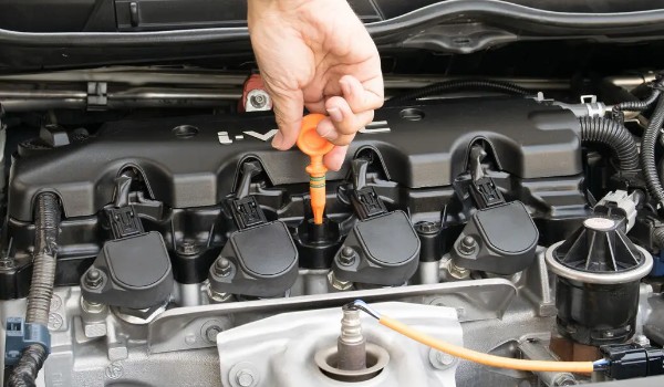 發(fā)動機(jī)故障燈亮黃燈怎么解決 兩個解決辦法(三個原因?qū)е?