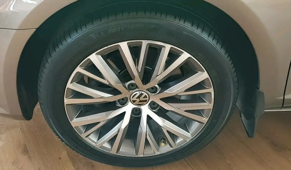 大眾cc用什么牌子的輪胎 采用米其林輪胎(靜音效果好抓地性強(qiáng))