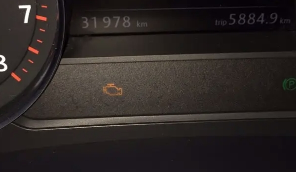 發動機故障燈亮黃燈是什么原因引起的 多種原因引起（關閉發動機）