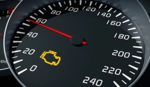 發動機故障燈亮了還能開嗎,能開但是最好不要開