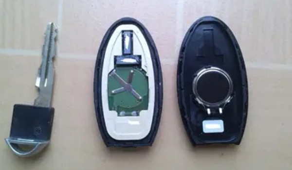 尼桑騏達車鑰匙怎么換電池，電池型號SONYCR2025（內附更換步驟）