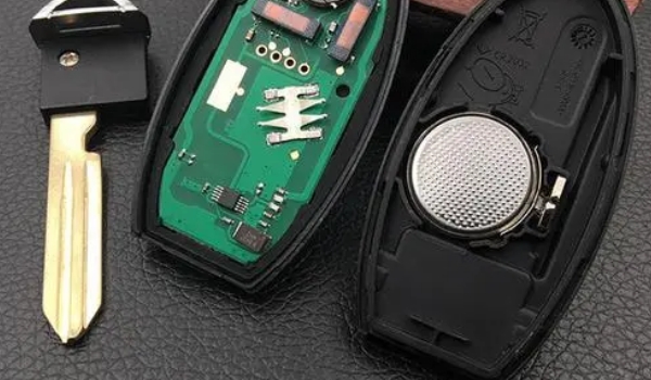 尼桑騏達車鑰匙怎么換電池，電池型號SONYCR2025（內附更換步驟）