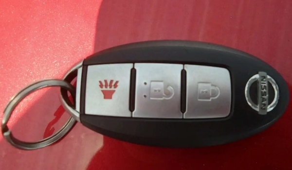 尼桑騏達車鑰匙怎么換電池，電池型號SONYCR2025（內附更換步驟）