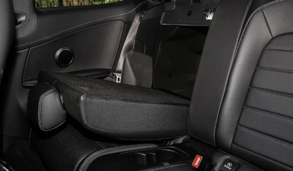 奔馳c級內飾圖片，極具科技感和質感