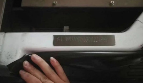 電動車車架號在哪里看 出現在三個位置(發動機艙前隔板上)