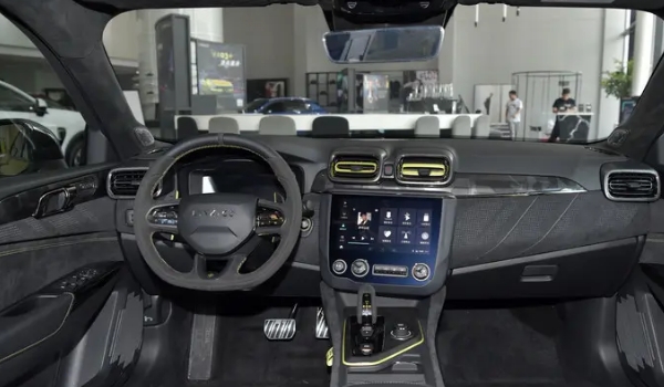 領克03+配置參數公布，標配2.0T+8AT動力（采用4門5座三廂車結構）